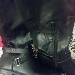 Leather black boots with zipers